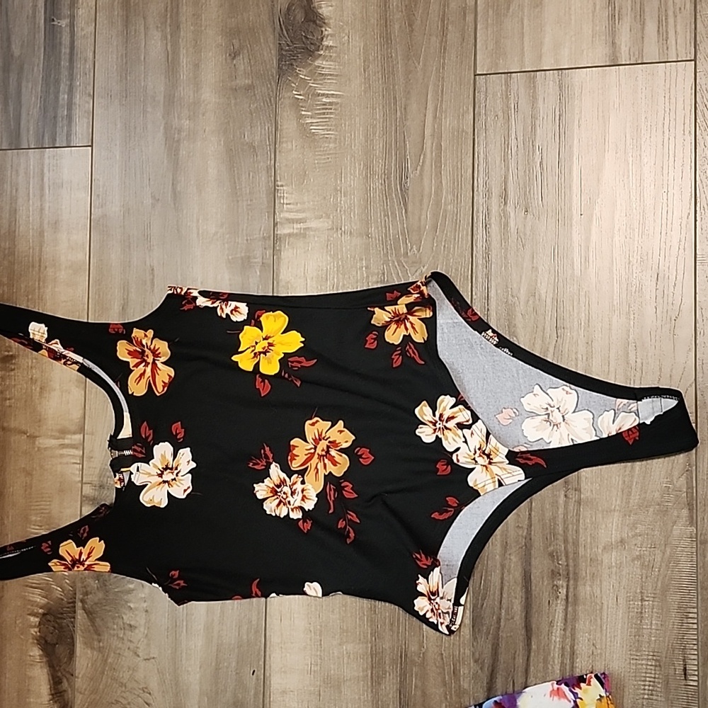 Colorful Women's Tops Collection - Picture 6 of 16